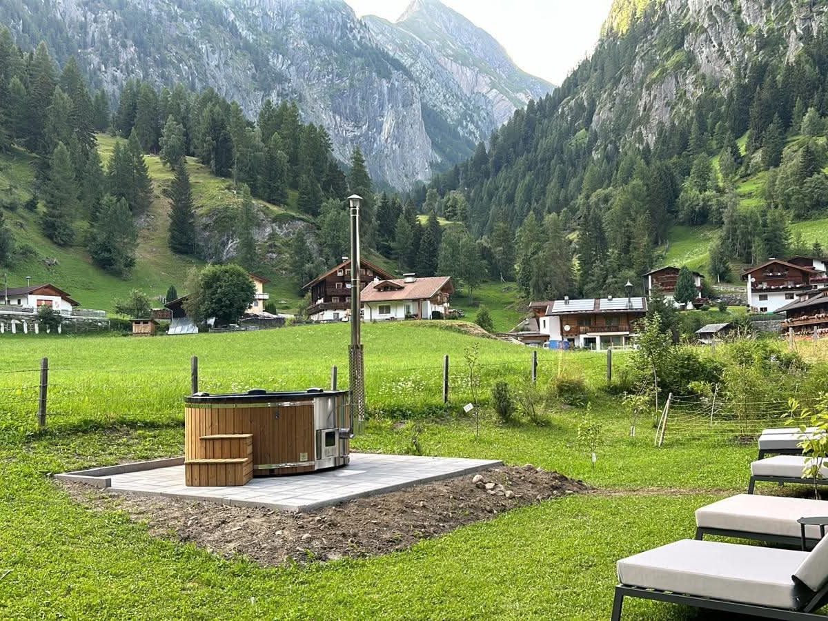 „Gardenvity“ kubilas Austrijos Alpėse – tikro kliento instaliacija kalnų peizaže.